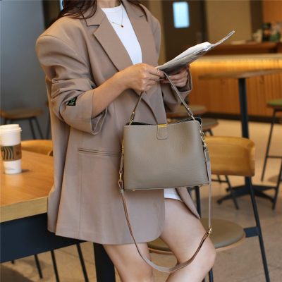 どんなシーンにも合う！上品なグレージュバッグをまとめてご紹介！