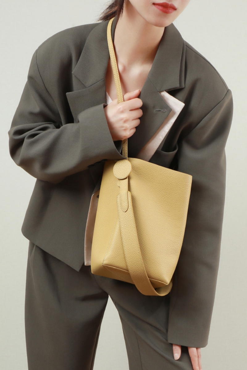 牛革 バッグ ショルダー キューブ 型 バッグ バケツ 型 ショルダー バッグ 革 巾着 袋 レザー 40 代 カバン 人気 30 代 女性 に 人気 の バッグ