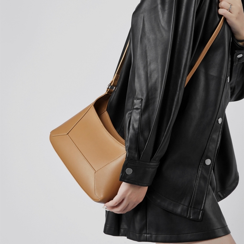 黒 レザー きつ ショルダーバッグ 