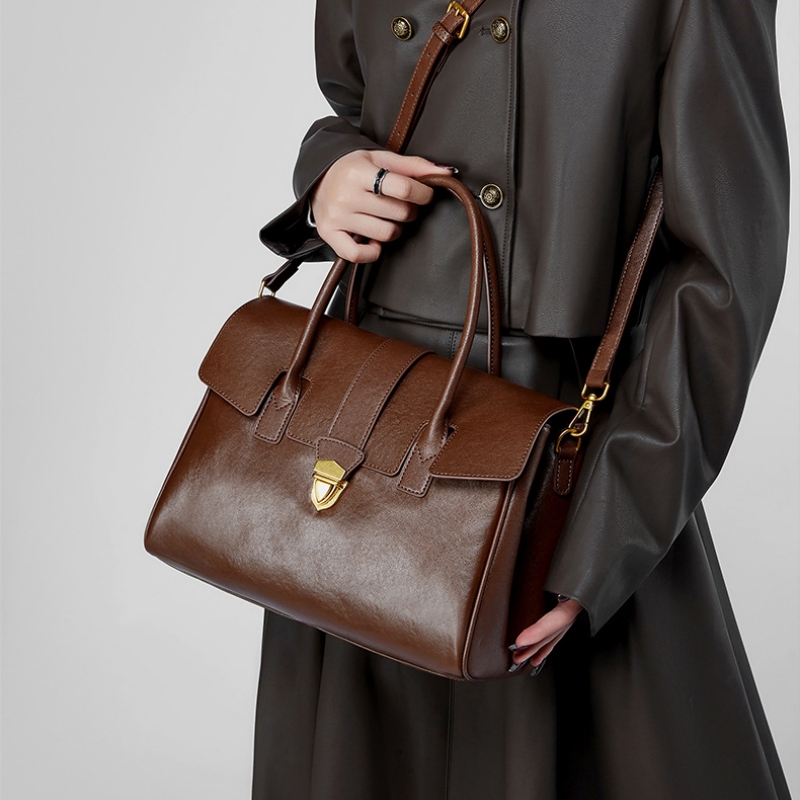 ショルダーバッグ バッグ カバン 牛革 革 レディース レザー 女性皮 財布 大きめ A4 バッグ 軽い 肩掛け 旅行バッグ ハンドバッグ 30