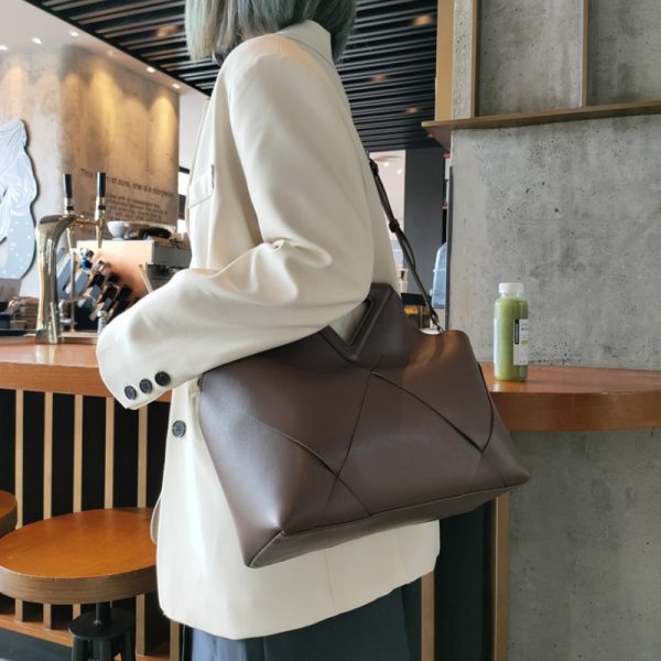 本革 トートバッグ 40 代 女性 通勤 バッグ トート バッグ おしゃれ パソコン が 入る トート バッグ 巾着 付き バッグ ショルダー バッグ 仕事 用 トート バッグ 大 容量 韓国 編み風 - 画像 (9)