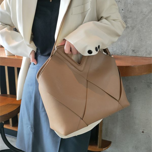 本革 トートバッグ 40 代 女性 通勤 バッグ トート バッグ おしゃれ パソコン が 入る トート バッグ 巾着 付き バッグ ショルダー バッグ 仕事 用 トート バッグ 大 容量 韓国 編み風 - 画像 (3)
