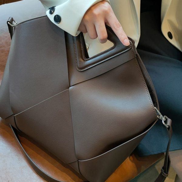 本革 トートバッグ 40 代 女性 通勤 バッグ トート バッグ おしゃれ パソコン が 入る トート バッグ 巾着 付き バッグ ショルダー バッグ 仕事 用 トート バッグ 大 容量 韓国 編み風 - 画像 (11)