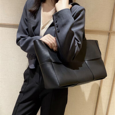 40代の働く女性へ！通勤バッグの理想形：収納力とスタイルを両立