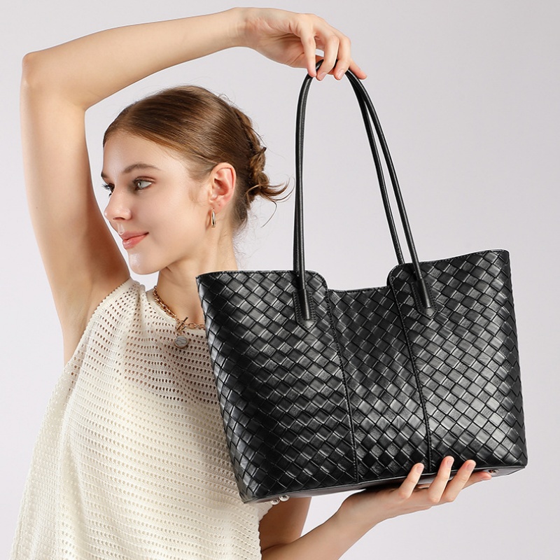 本皮革 編み込み バッグ 美品 美品】定価約6万 ブラック本革編み込み 