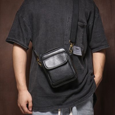 両手の自由と、上質な風格を。大人の男性のための本革斜めがけバッグ