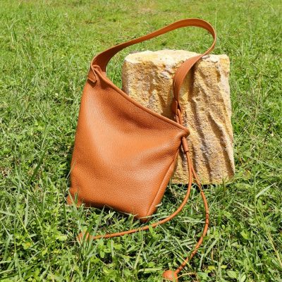 肩への負担を軽減！太めベルトの本革ショルダーバッグ