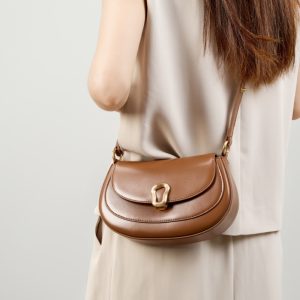 レディース ショルダーバッグ 本革 サドル バッグ 可愛い クロス ボディ ショルダー バッグ ハンドバッグ 安い かわいい ショルダー バッグ 女性 バッグ 人気 40 代 カジュアル 50 代 女性 人気 バッグ