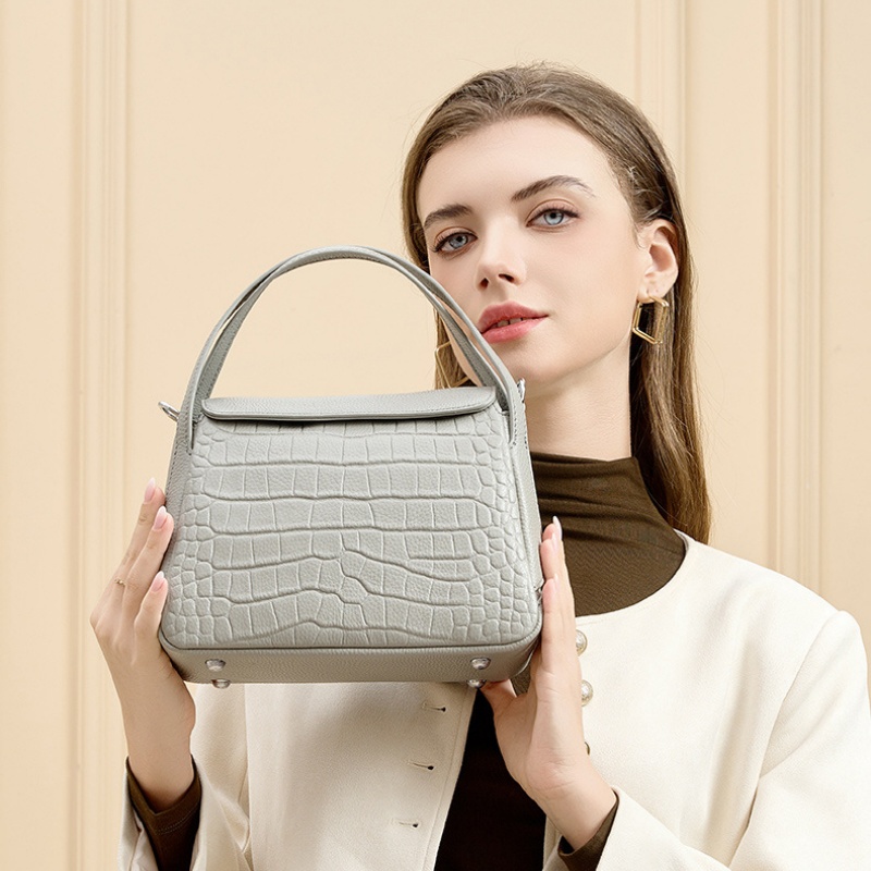 値下げ!]美品！本革ワニ総柄レディースショルダーハンドバッグ Beverly 