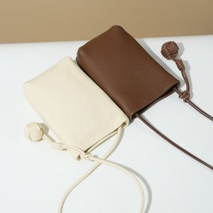 スマホ ポシェット 縦 型 本 革 ショルダー バッグ 普段 使い 可愛い ショルダー ポーチ ミニ ショルダー シンプル 大人 可愛い 斜 めがけ バッグ 軽い ミニポーチ 革 軽く て 丈夫 な ショルダー バッグ