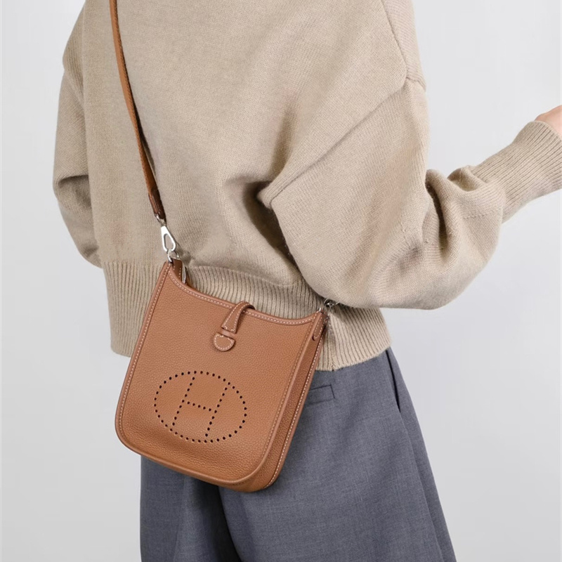 時代を超えるスタイル、ブラウン(茶色)の本革バッグ 時代を超えるスタイル、ブラウン(茶色)の本革バッグ