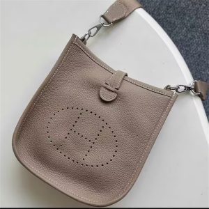 スクエア ショルダー バッグ レザー ショルダーバッグ 四角い ボディ バッグ 女性 バッグ 人気 ショルダー バッグ 女性 バッグ 人気 40 代 カジュアル カジュアル カバン レディース 大人 可愛い ショルダー バッグ