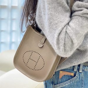 スクエア ショルダー バッグ レザー ショルダーバッグ 四角い ボディ バッグ 女性 バッグ 人気 ショルダー バッグ 女性 バッグ 人気 40 代 カジュアル カジュアル カバン レディース 大人 可愛い ショルダー バッグ