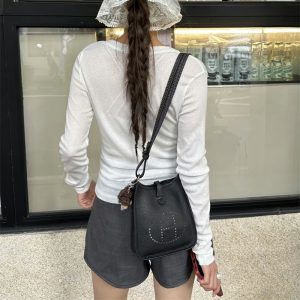 スクエア ショルダー バッグ レザー ショルダーバッグ 四角い ボディ バッグ 女性 バッグ 人気 ショルダー バッグ 女性 バッグ 人気 40 代 カジュアル カジュアル カバン レディース 大人 可愛い ショルダー バッグ