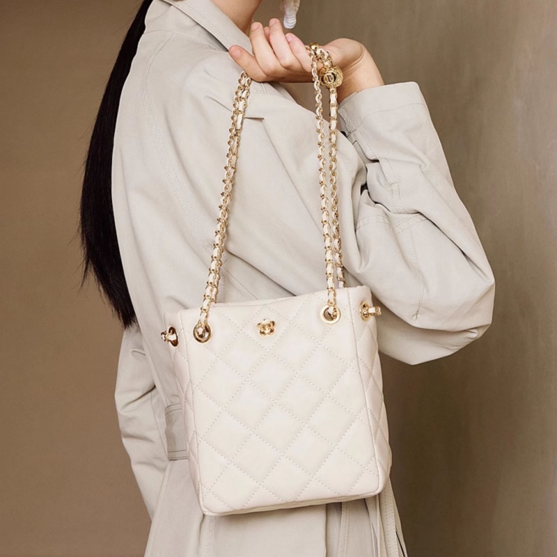 キルティング バッグ チェーン バケツ 型 巾着 ショルダー バッグ 本 革 ショルダー バッグ 小さめ きれい め ショルダー バッグ バッグ レディース おしゃれ 彼女 プレゼント 妻 プレゼント キルティング バッグ チェーン バケツ 型 巾着 ショルダー バッグ 本 革 ショルダー バッグ 小さめ きれい め ショルダー バッグ バッグ レディース おしゃれ 彼女 プレゼント 妻 プレゼント - 画像 (4)