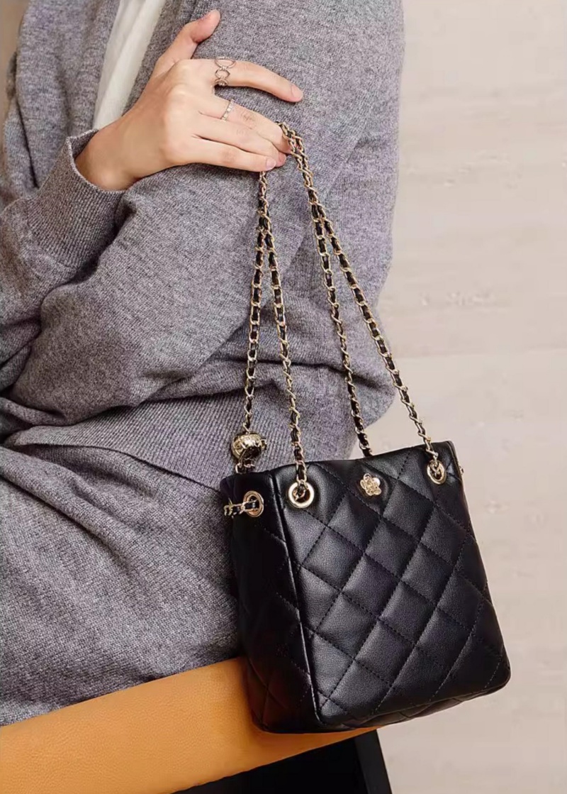 キルティング バッグ チェーン バケツ 型 巾着 ショルダー バッグ 本 革 ショルダー バッグ 小さめ きれい め ショルダー バッグ バッグ レディース おしゃれ 彼女 プレゼント 妻 プレゼント