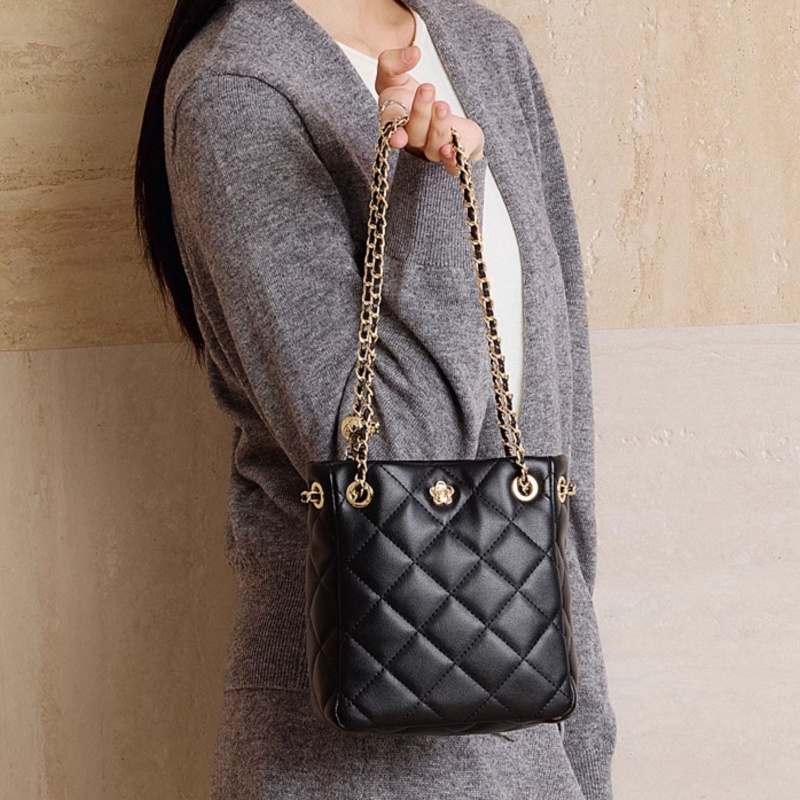 キルティング バッグ チェーン バケツ 型 巾着 ショルダー バッグ 本 革 ショルダー バッグ 小さめ きれい め ショルダー バッグ バッグ レディース おしゃれ 彼女 プレゼント 妻 プレゼント キルティング バッグ チェーン バケツ 型 巾着 ショルダー バッグ 本 革 ショルダー バッグ 小さめ きれい め ショルダー バッグ バッグ レディース おしゃれ 彼女 プレゼント 妻 プレゼント - 画像 (3)