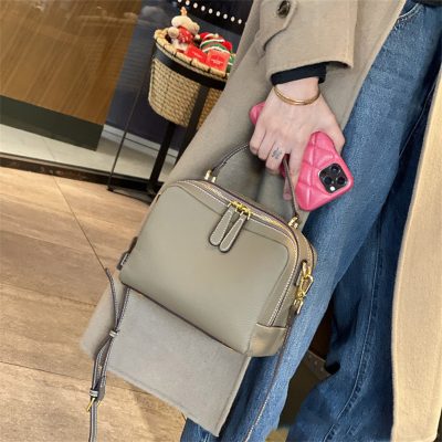 大人のスタイルを纏う、グレージュ色の本革バッグ