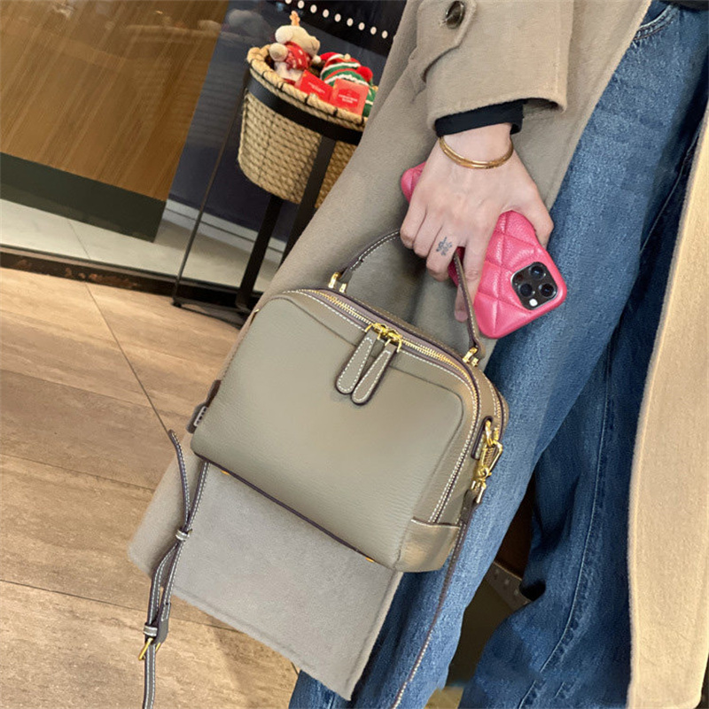 大人のスタイルを纏う、グレージュ色の本革バッグ