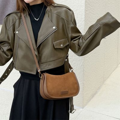 冬の装いに、柔らかな贅沢を。スエードデザイン本革ショルダーバッグ