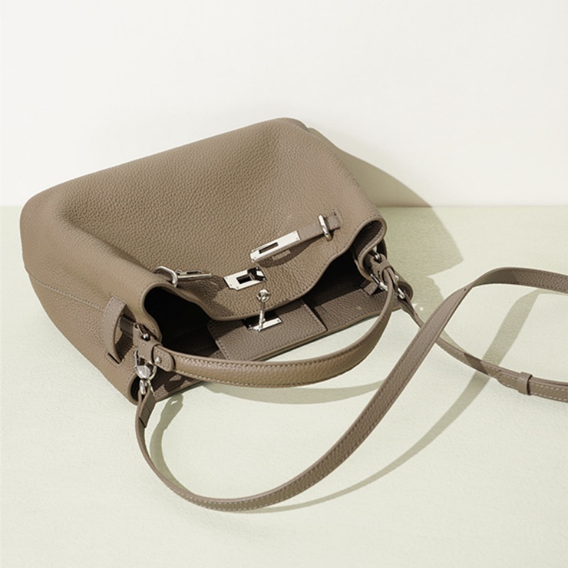 大人のスタイルを纏う、グレージュ色の本革バッグ