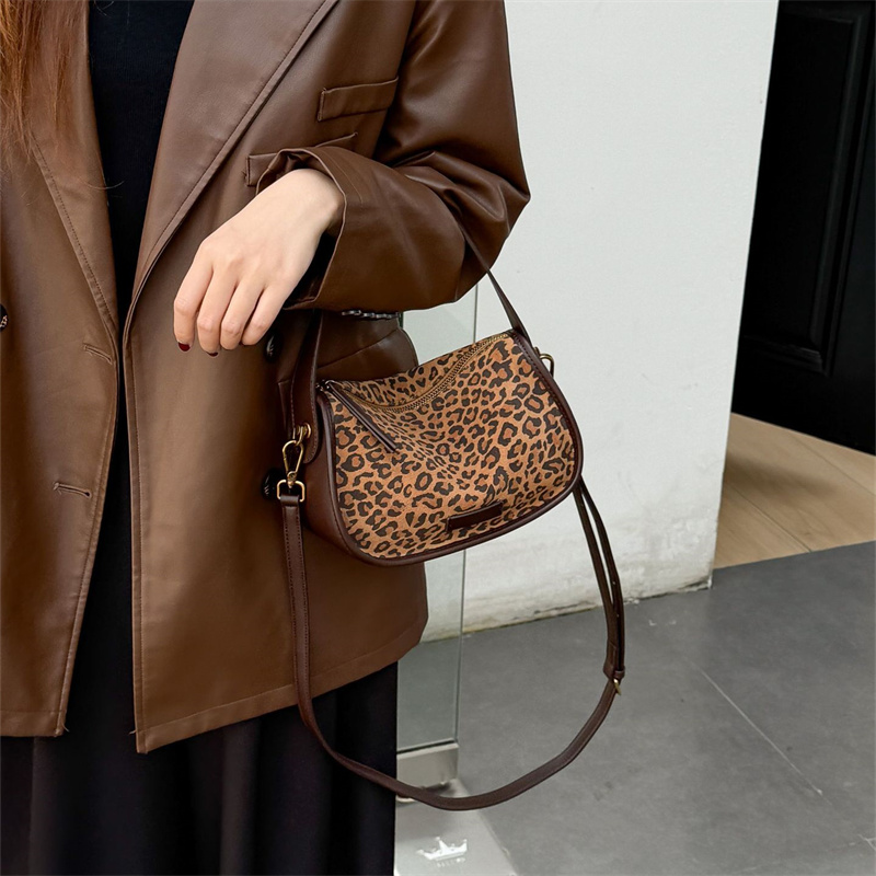 スエード ショルダー バッグ 本 革 ミニ ショルダー バッグ レディース 枕 型 ショルダー バッグ 可愛い ハンドバッグ ミニ ショルダーバッグ 大人 可愛い 冬 バッグ カジュアル カバン レディース