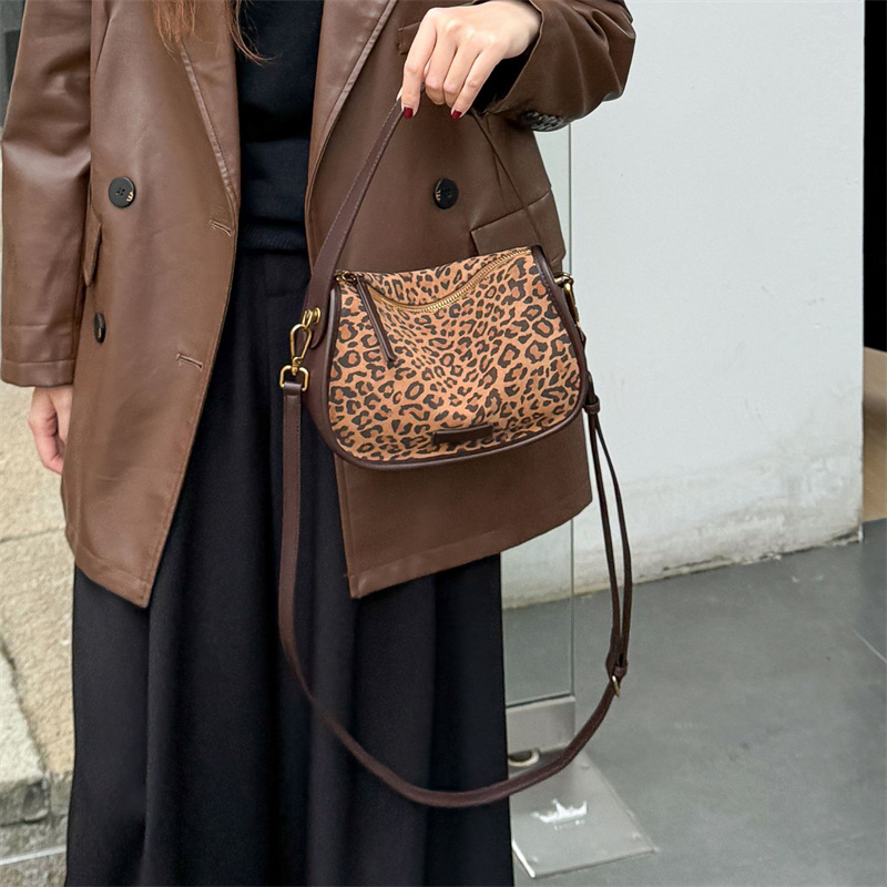 スエード ショルダー バッグ 本 革 ミニ ショルダー バッグ レディース 枕 型 ショルダー バッグ 可愛い ハンドバッグ ミニ ショルダーバッグ 大人 可愛い 冬 バッグ カジュアル カバン レディース