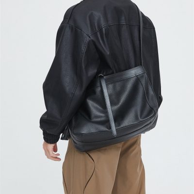 週末を格上げする。ラフに持てるのに品がある、大人の本革メンズバッグ