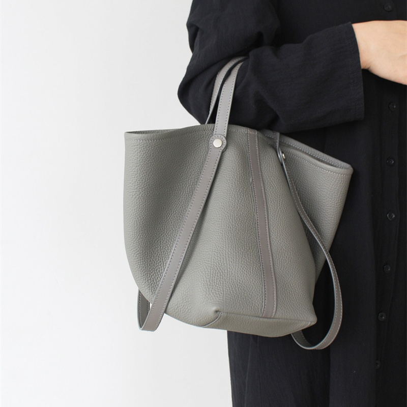 ディテールに宿る自信。大人の日常を格上げする本革バッグの魔法