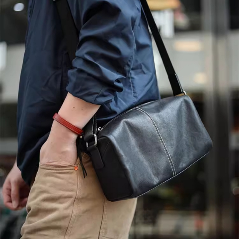 週末を格上げする。ラフに持てるのに品がある、大人の本革メンズバッグ 週末を格上げする。ラフに持てるのに品がある、大人の本革メンズバッグ