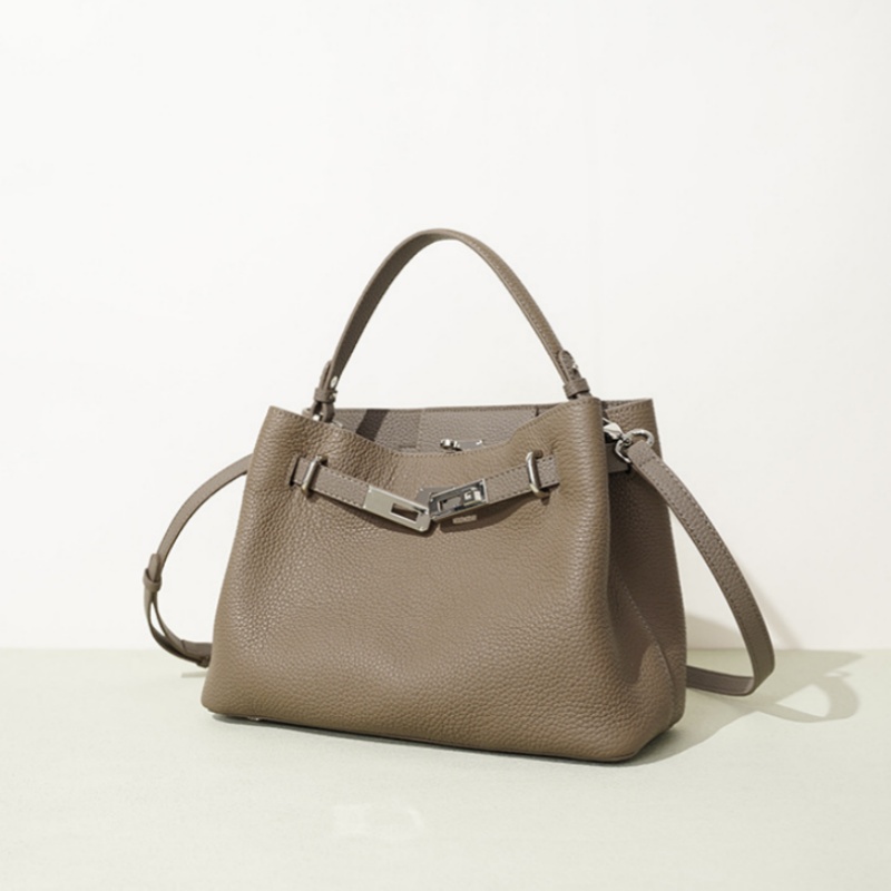 本革バッグを選んだ日のときめきを、使い込むほど「誇り」に変えて☆ 本革バッグを選んだ日のときめきを、使い込むほど「誇り」に変えて☆