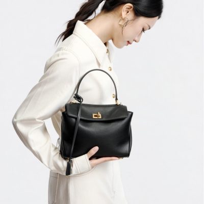 「手持ち」で仕事、「肩掛け」で休日。オンオフを彩る本革2wayバッグの魅力