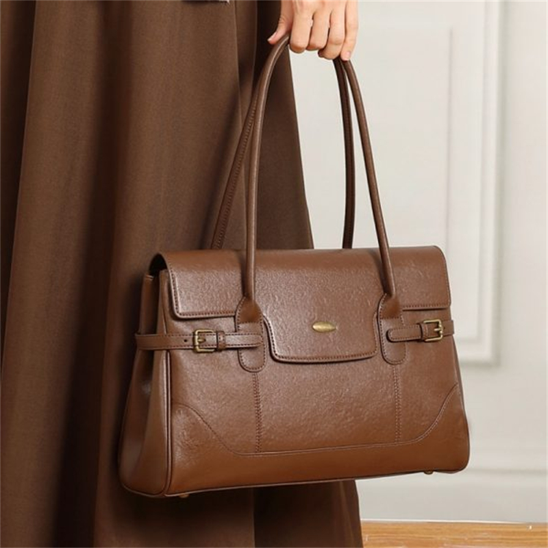 【通勤バッグの新定番】A4サイズもOK！オンオフ使える「本革トート」が優秀すぎる