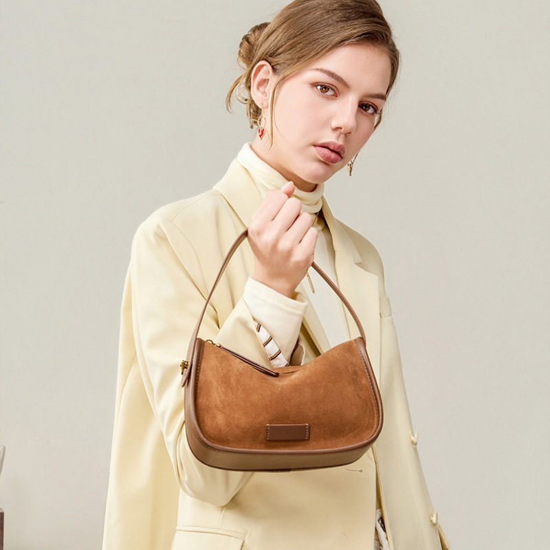 「手持ち」で仕事、「肩掛け」で休日。オンオフを彩る本革2wayバッグの魅力