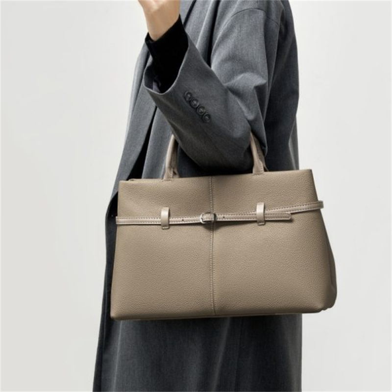 【通勤バッグの新定番】A4サイズもOK！オンオフ使える「本革トート」が優秀すぎる