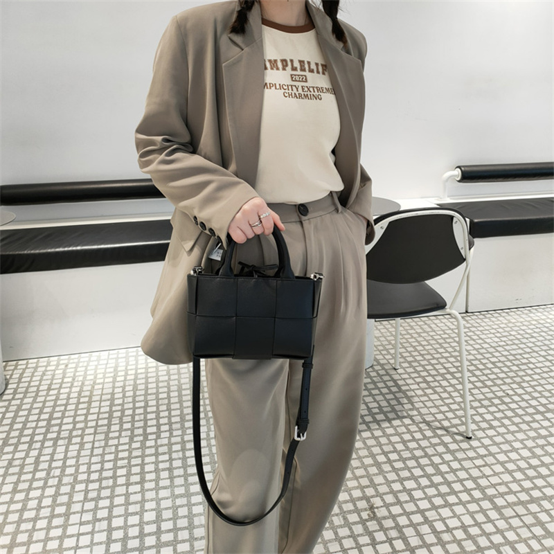 荷物を減らして、おしゃれを格上げ。今持ちたい「本革ミニバッグ」特集 荷物を減らして、おしゃれを格上げ。今持ちたい「本革ミニバッグ」特集