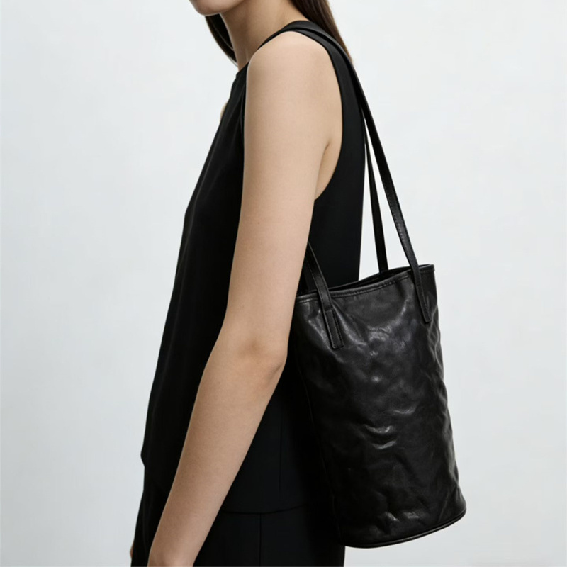 シワ感とシルエット、ヴィンテージな佇まい。日常を格上げする、こだわりの縦型本革バッグ