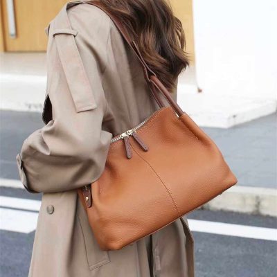 【母の日ギフト】感謝を形に。長く寄り添う「上質な本革バッグ」3選