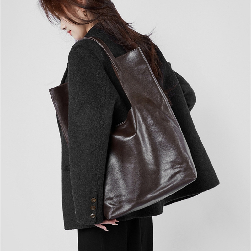 シワ感とシルエット、ヴィンテージな佇まい。日常を格上げする、こだわりの縦型本革バッグ