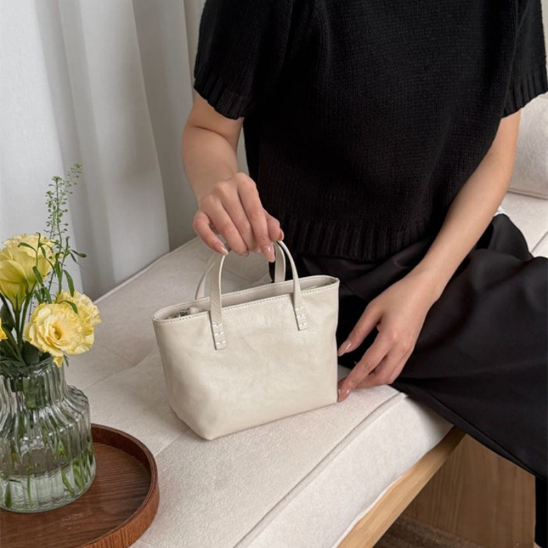 【母の日ギフト】感謝を形に。長く寄り添う「上質な本革バッグ」3選