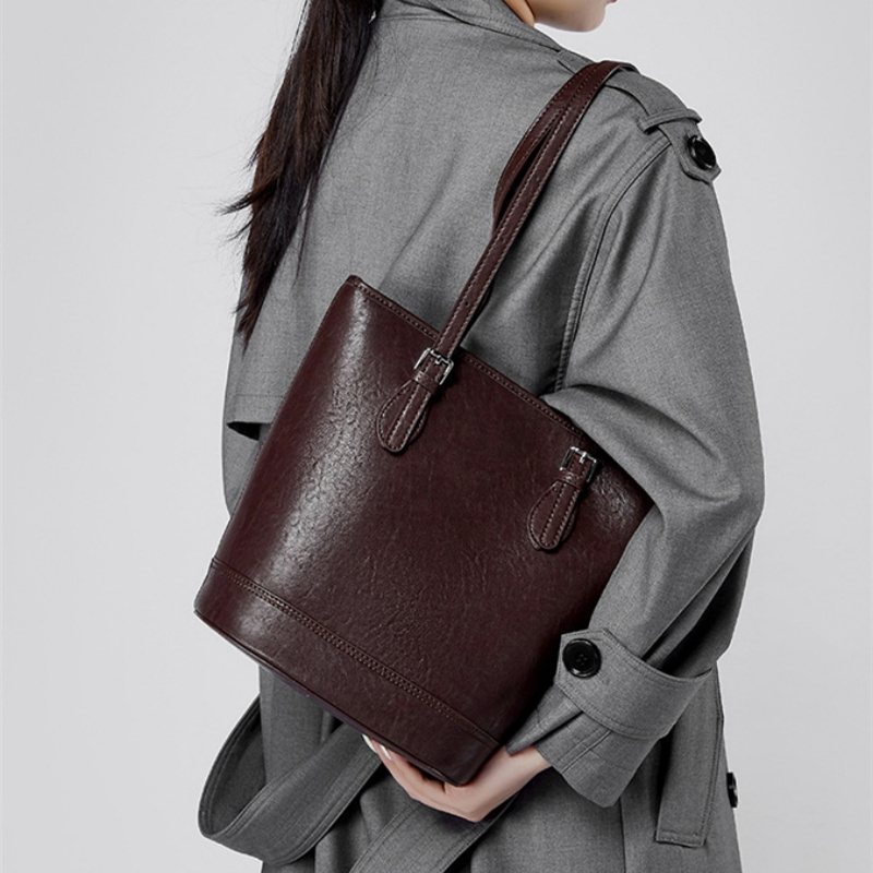 シワ感とシルエット、ヴィンテージな佇まい。日常を格上げする、こだわりの縦型本革バッグ