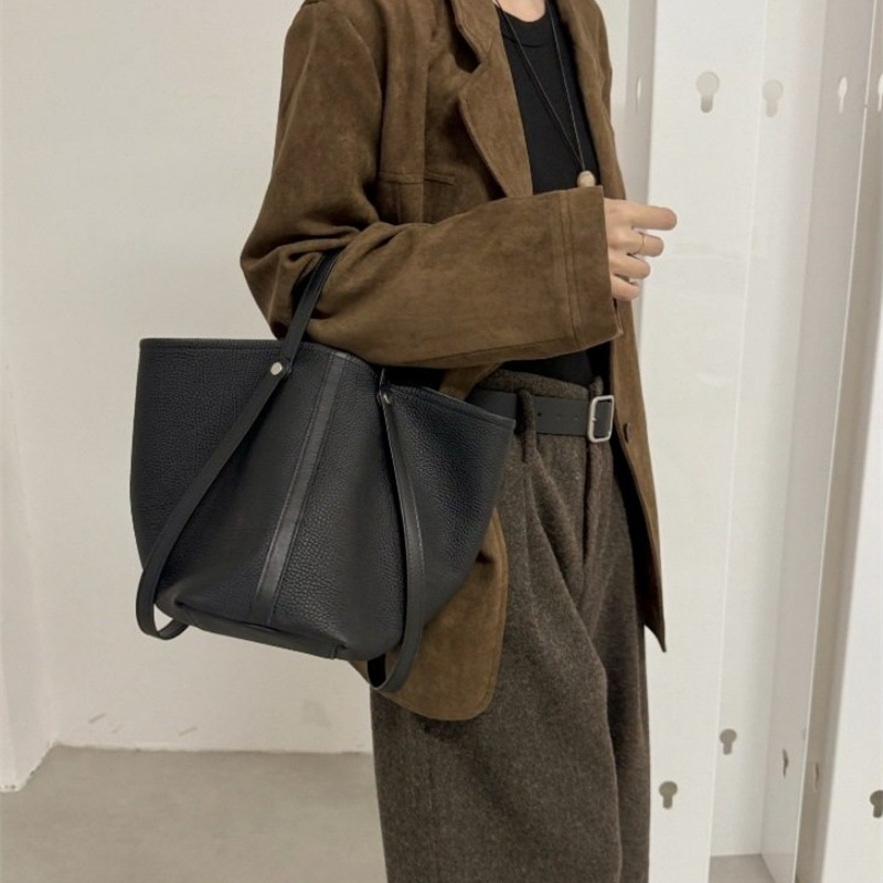 【母の日ギフト】感謝を形に。長く寄り添う「上質な本革バッグ」3選