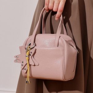 本 革 ミニ ボストン バッグ 本 牛革 ミニ ショルダー バッグ かわいい ミニ ショルダー バッグ レザー バッグ 2way ハンド ミニ バッグ 小さめ ミニバッグ マチ広め チャーム 付 ミニ ショルダー バッグ 20 代 女性 に 人気 の バッグ 鞄 レディース 人気 20 代 後半 本 革 ミニ ボストン バッグ 本 牛革 ミニ ショルダー バッグ かわいい ミニ ショルダー バッグ レザー バッグ 2way ハンド ミニ バッグ 小さめ ミニバッグ マチ広め チャーム 付 ミニ ショルダー バッグ 20 代 女性 に 人気 の バッグ 鞄 レディース 人気 20 代 後半 - 画像 (4)