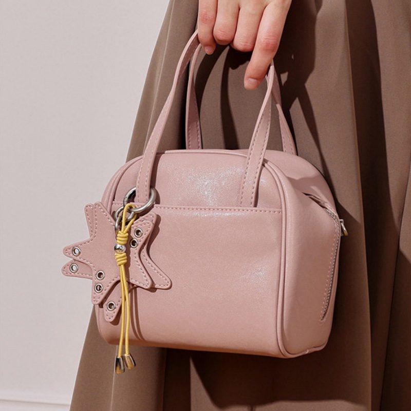 本 革 ミニ ボストン バッグ 本 牛革 ミニ ショルダー バッグ かわいい ミニ ショルダー バッグ レザー バッグ 2way ハンド ミニ バッグ 小さめ ミニバッグ マチ広め チャーム 付 ミニ ショルダー バッグ 20 代 女性 に 人気 の バッグ 鞄 レディース 人気 20 代 後半 本 革 ミニ ボストン バッグ 本 牛革 ミニ ショルダー バッグ かわいい ミニ ショルダー バッグ レザー バッグ 2way ハンド ミニ バッグ 小さめ ミニバッグ マチ広め チャーム 付 ミニ ショルダー バッグ 20 代 女性 に 人気 の バッグ 鞄 レディース 人気 20 代 後半 - 画像 (4)