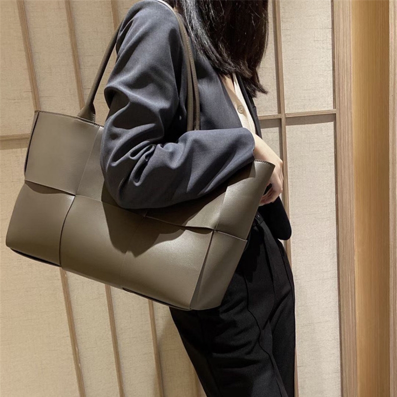 【40代・50代女性の日常に】大人が選びたい「本革ビッグトートバッグ」 【40代・50代女性の日常に】大人が選びたい「本革ビッグトートバッグ」