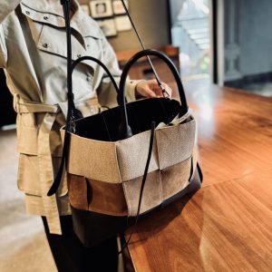 本 革 トート バッグ 大 容量 バイ カラー レザー トート バッグ トート バッグ 巾着 付き 通勤 バッグ レディース 軽い a4 トート バッグ レディース バッグ 編み風 40 代 鞄 レディース 人気 本 革 トート バッグ 大 容量 バイ カラー レザー トート バッグ トート バッグ 巾着 付き 通勤 バッグ レディース 軽い a4 トート バッグ レディース バッグ 編み風 40 代 鞄 レディース 人気 - 画像 (6)